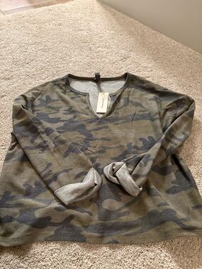 Francesca's Camouflage Knit V-Neck Pullover - Green/Gray